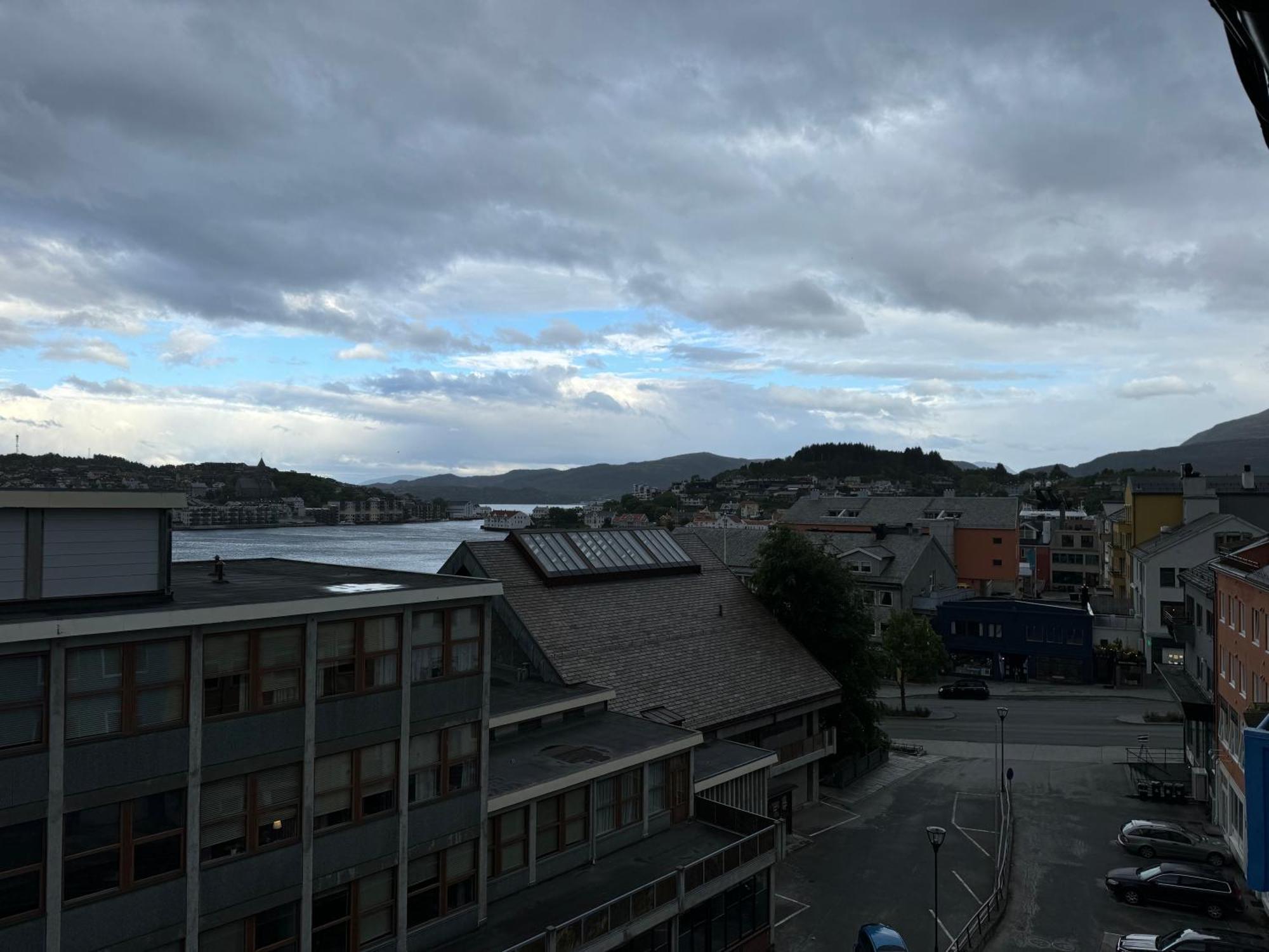 Charming 3-Bedroom Apartment In The Heart Of Kristiansund Exterior foto